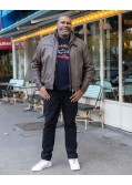 Look décontracté avec une veste en cuir