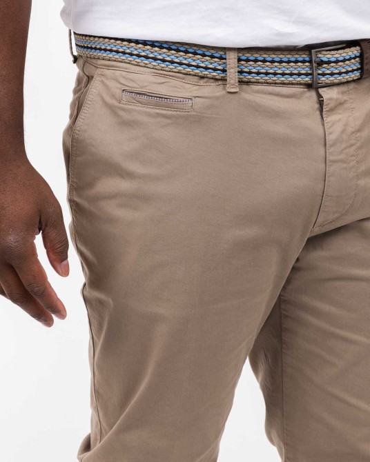 Pantalon chino avec ceinture grande taille grand taupe