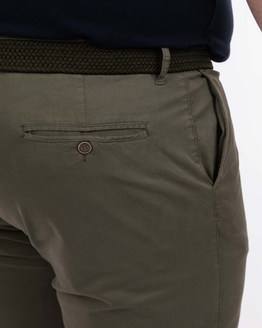 Short chino avec ceinture grande taille vert