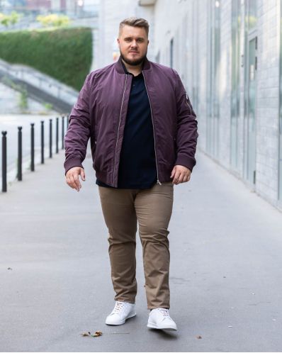 Look de mi-saison avec une veste bomber