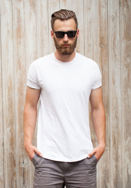 Homme en tee-shirt blanc et pantalon chino