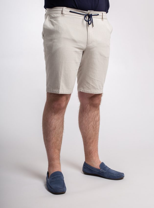 Bien s'habiller cet été avec un short à taille élastique beige